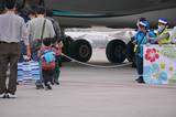 A380グッズを身に着けた子どもを見送るANAスタッフ（記者撮影）