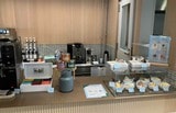 ドリンク（左）が置かれたカウンター、右は別料金の軽食類（筆者撮影）