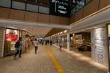 成増駅ではこれまでとうってかわって立派な駅商業施設が出迎える（撮影：鼠入昌史）