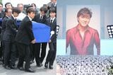2018年の葬儀・告別式では長男・慎之介くんとともに棺を支えた（写真：週刊女性写真班）