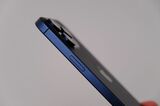 iPhone 15 Pro Max ブルーチタニウム。チタンへの塗装にも高度な技術が用いられており、チタンの輝きと鮮やかなブルーのマッチングが鮮烈（筆者撮影）