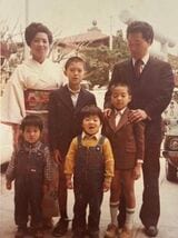 左が母の文枝さん、右が父の自榮さんの下にいるのがベンビー、他は兄と弟（写真：ベンビー提供）