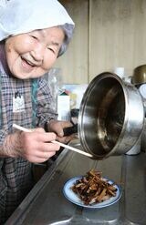 元気に料理をする石井哲代さん（写真提供／中国新聞社）