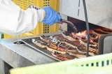 機械では焼き目のムラができてしまうため、最後に人の手で直接焼き付けている（写真：大澤誠）