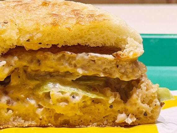 N.Y.ニューヨーク ソーセージ ペッパー＆ビーフソテーマフィンの断面