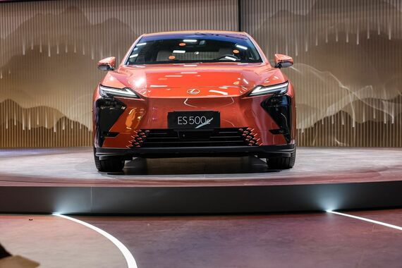 BEV仕様はスピンドルグリルでなく、フロントに開口部をもたないスピンドルデザインを採用(写真:Lexus International)
