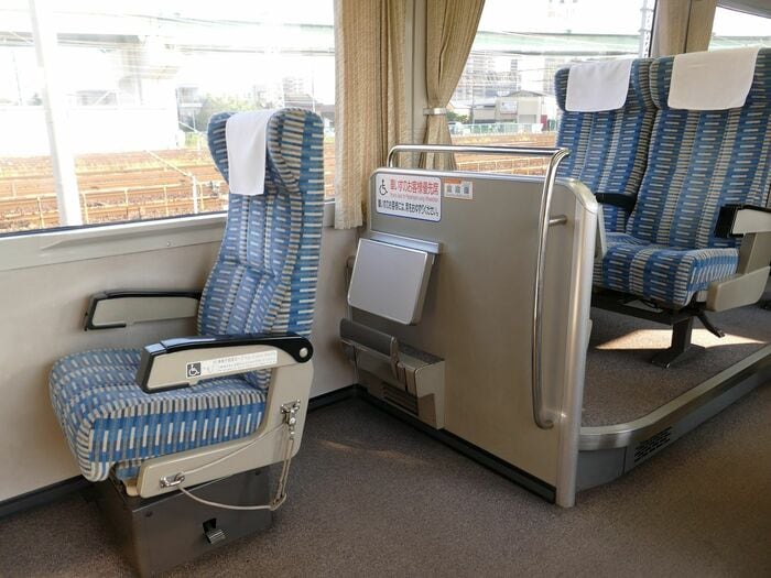車いす用の座席は通路と同じ高さにある