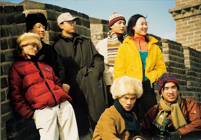 1998年､アリババの創業メンバーらと。マー氏は写真左