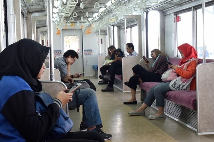 今では日本と変わらない車内風景が広がる