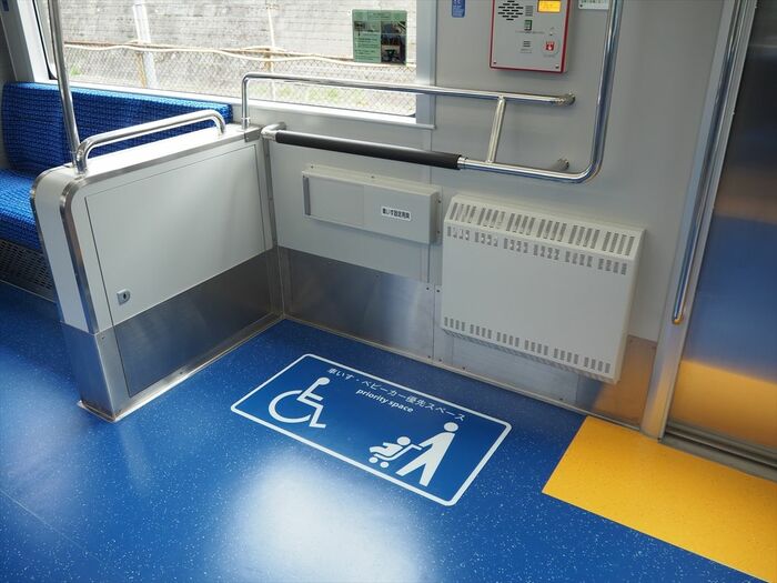 車いす・ベビーカー用のスペースは床面に表示がある