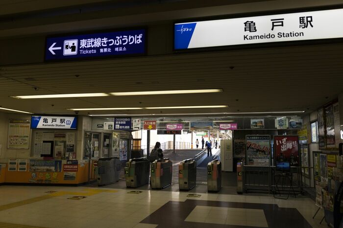 通路の奥に東武亀戸線の改札口がある