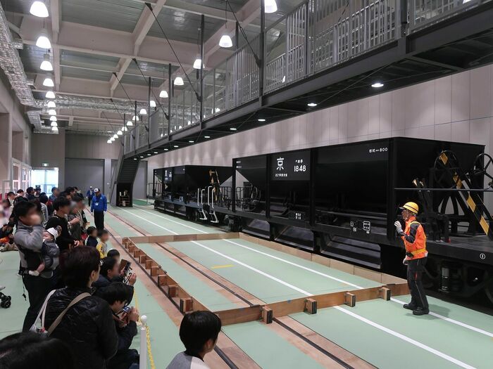 ホキ800形の展示ではボール散布の実演も行われた