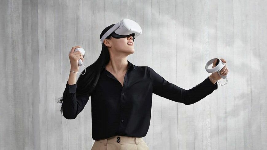 ゴーグル型のVR機器Quest 2。同タイプの製品のなかでは圧倒的に安価で、はじめてのVRに最適とあって世界中で売れ行きを伸ばしている（画像：Meta）この記事の画像を見る(◯枚)