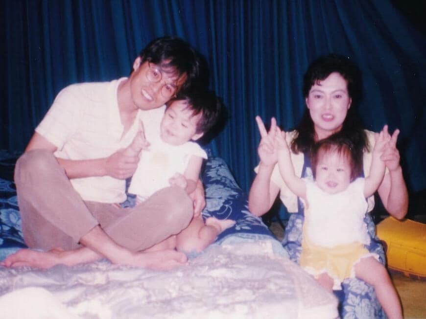 幼少期、両親と妹（写真：吉永さん提供）