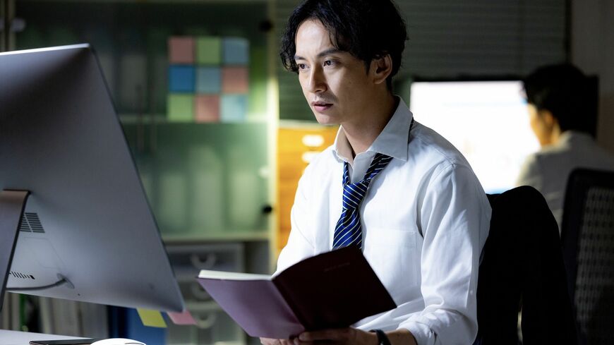 残業する男性
