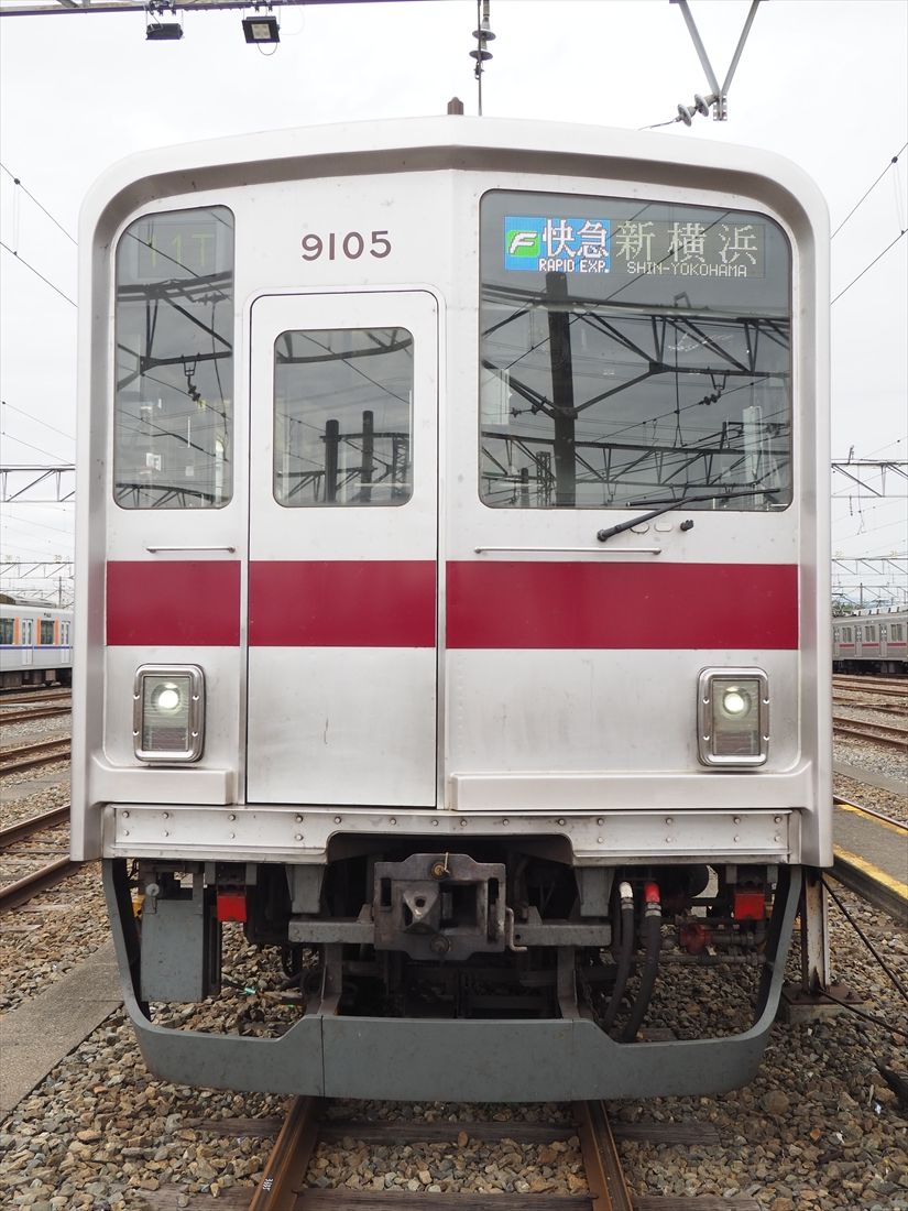 「Fライナー・快速急行　新横浜行き」の表示（記者撮影）