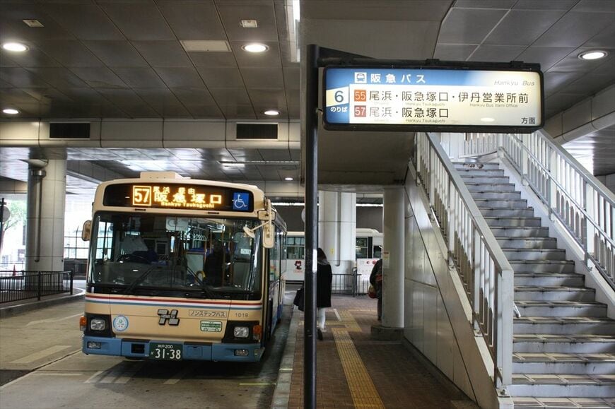 阪神尼崎駅の北側にあるバスターミナルで発車を待つ阪急バス。同社も伊丹線の旧計画に沿うようにして阪急塚口―阪神尼崎間を結ぶバスを運行している（筆者撮影）