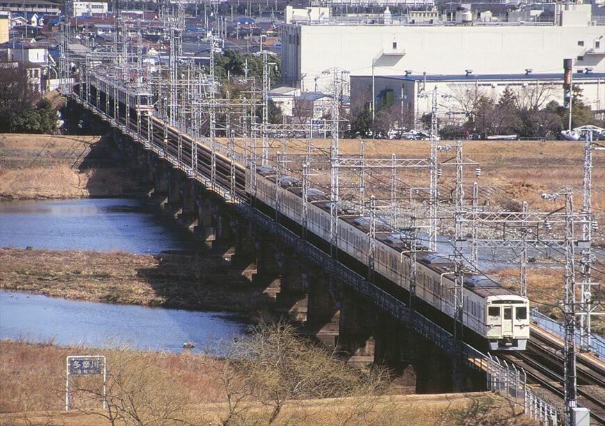 多摩川を渡る6000系。奥に8000系も見える（撮影：南正時）