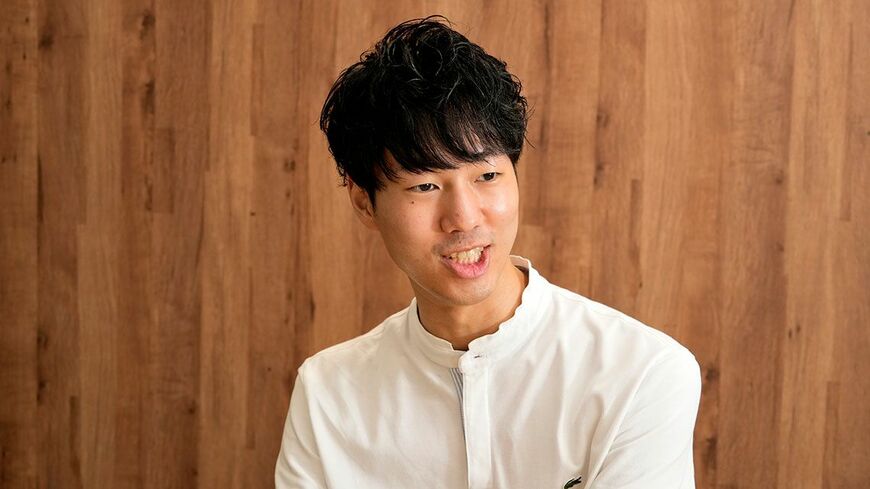 笹沼颯太（ささぬま・そうた）Yondemy代表取締役東京大学経済学部在学中の2020年にYondemyを設立、AIのヨンデミー先生によるサポートとアプリで読書を楽しむことができるオンライン読書教育サービス「ヨンデミーオンライン」の提供を開始。AIが一人ひとりの好みとレベルに合わせてお薦めしてくれる本は、全国の図書館の在庫情報とリンクしており、近くの図書館ですぐに借りることができる。23年2月からはLINEで保護者の悩みに回答する無料サービス「教えて！ヨンデミー」もスタート
