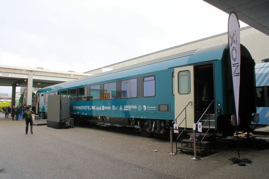 Nox Mobilityが展示した新世代の夜行列車用客車。中古車を改造している（撮影：橋爪智之）