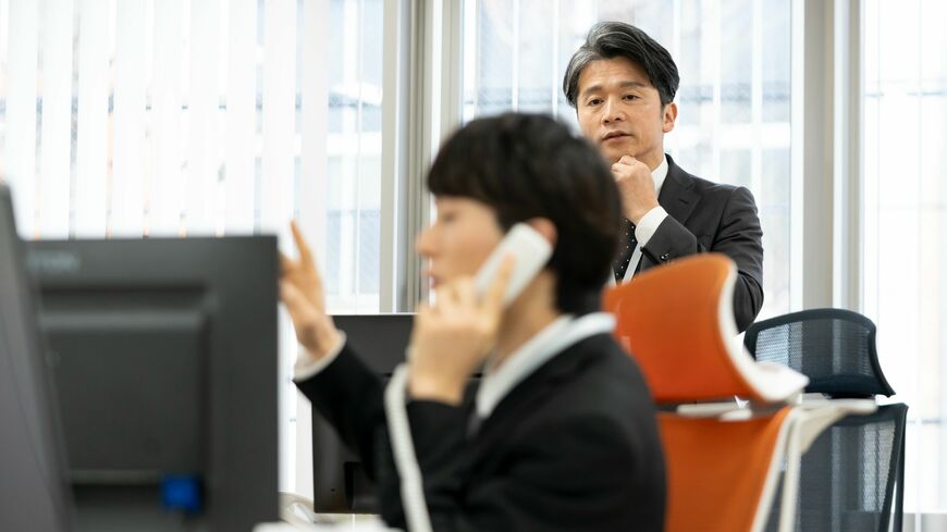 上司に相談できずメンタルダウンする若手たち、なぜ彼らは「相談しない」のでしょうか（写真：jessie／PIXTA）