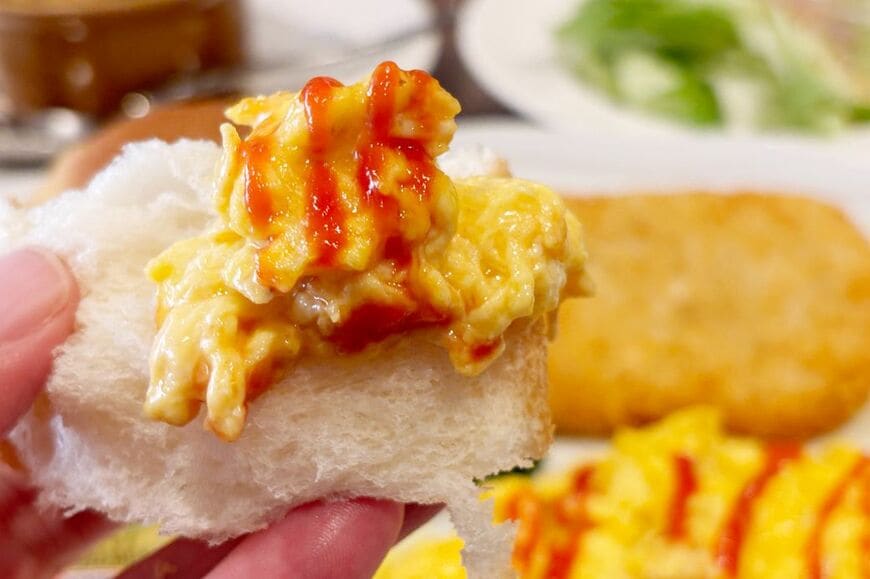 スクランブルエッグを載せたパン