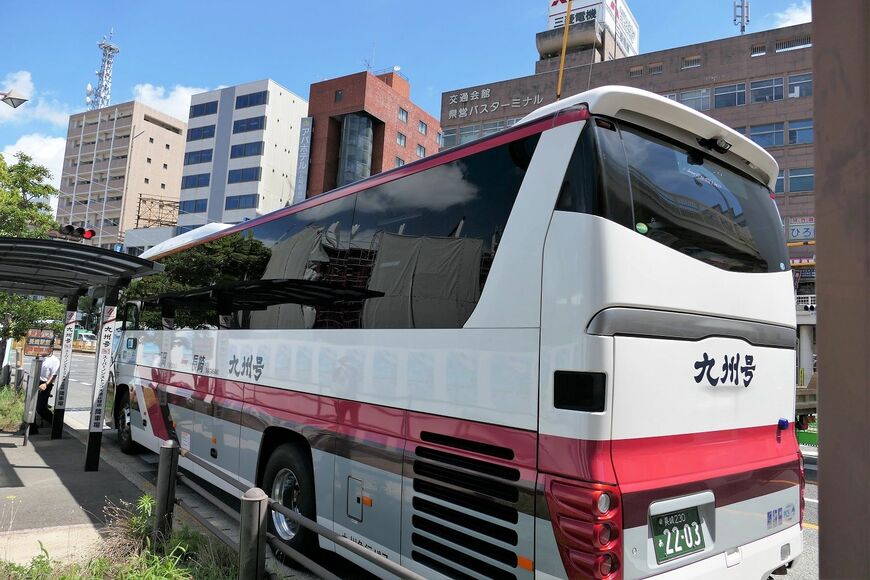 大波止経由の「スーパーノンストップ出島道路」はバスターミナルの反対側に到着する（記者撮影）