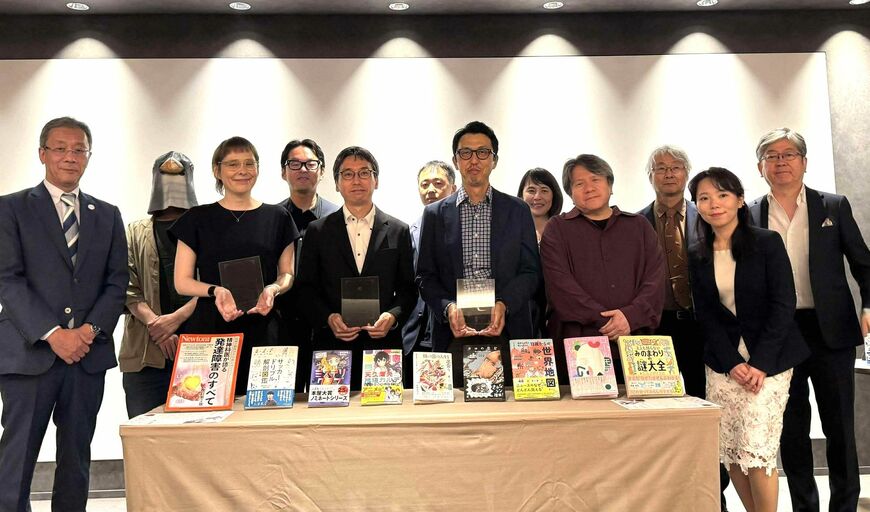 「ルビフル大賞2025」発表会。知念実希人氏の「天久鷹央」シリーズや、サッカー日本代表の三苫薫選手の著書などが選ばれた。後列左が松本さん（本人提供）