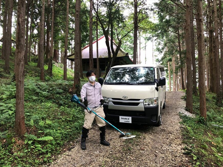 マキタ電動刈払機でウォーキングコースの草刈りへ行く筆者（SUBARU関係者撮影）