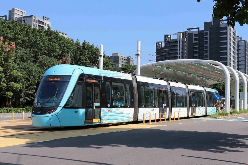 台湾　淡海LRT　後方の覆いは停留所（筆者撮影）