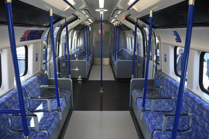 シーメンス　ロンドン地下鉄新型車両車内