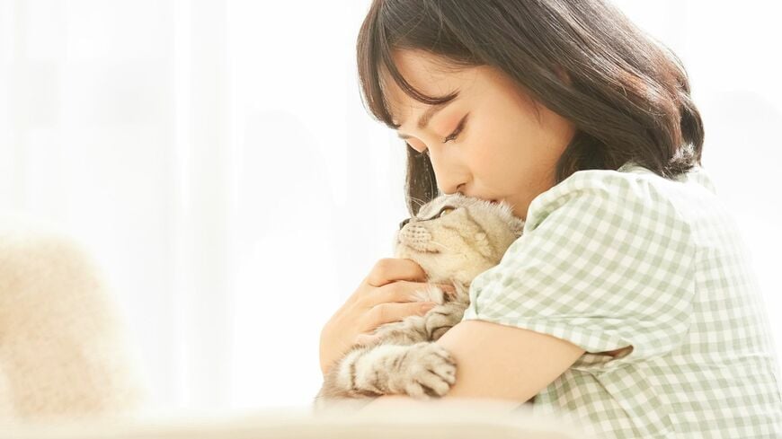 愛情表現の1つ「犬吸い」や「猫吸い」ですが、問題もあるようです（写真：Pangaea／PIXTA）