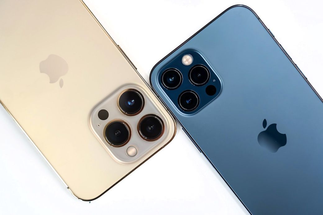 ▲左「iPhone 13 Pro」、右「iPhone 12 Pro」。レンズのサイズが大きく異なります。