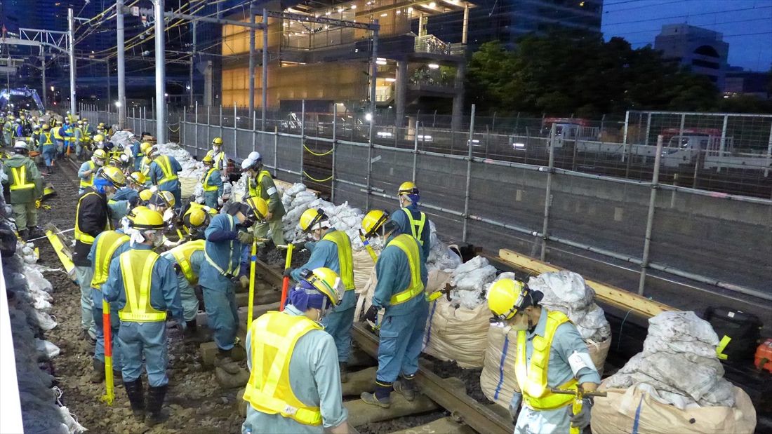 午前4時過ぎ、夜明けが近づく中作業は進む（記者撮影）