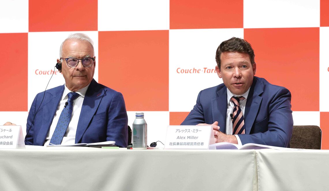 クシュタールは撤回理由について、「全く真摯な協議がなされない」とセブン&アイの姿勢を非難した。写真は3月に都内で会見した、創業者のブシャール会長（左）とミラー社長CEO（右）（撮影：尾形文繁）