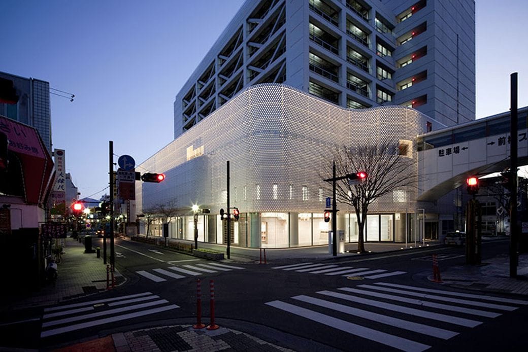 「アーツ前橋」の外観。夜はアルミパウチングの曲面が一層引き立つ（写真撮影／木暮伸也）
