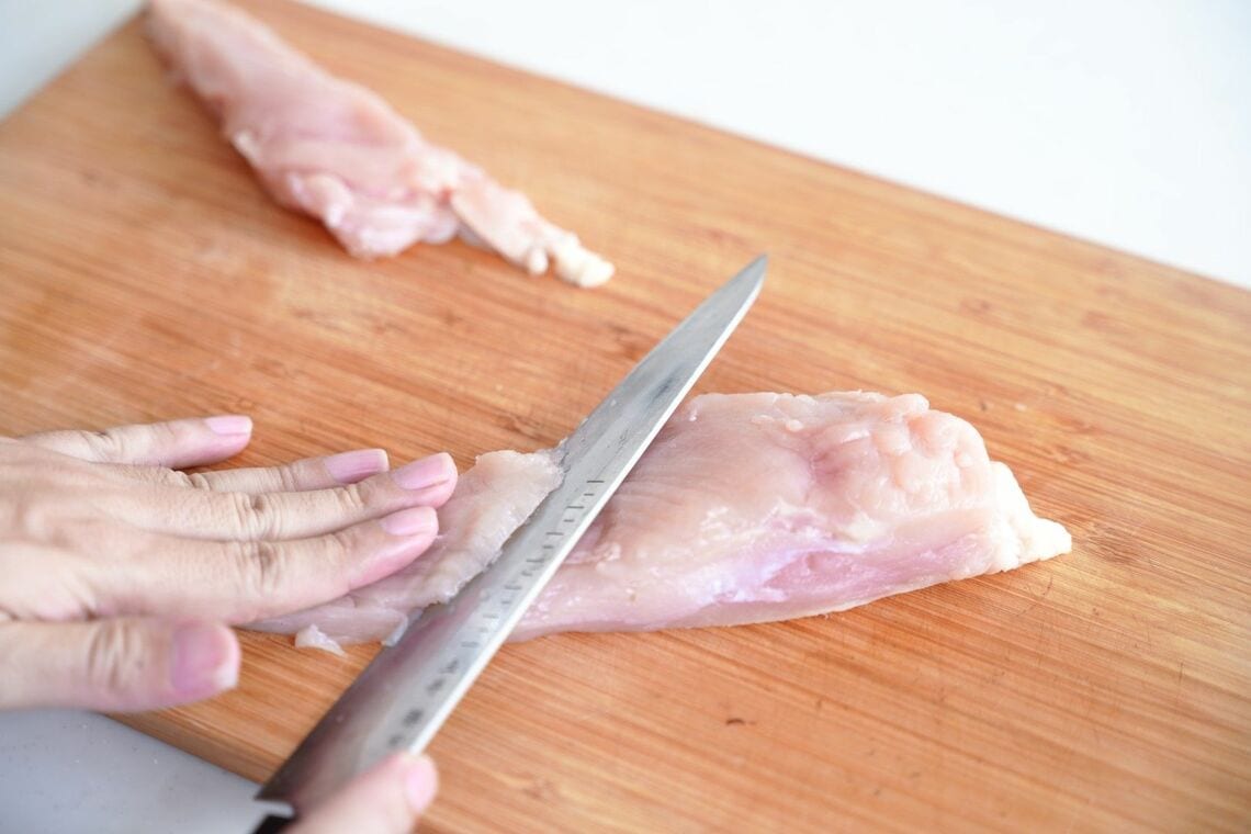 斜めそぎ切りした鶏むね肉
