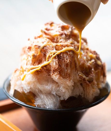紅茶入りの練乳を回しかける。紅茶の渋みや苦みがチョコレートシロップのほろ苦さと響き合い、味に奥行きを出している（撮影：今井康一）