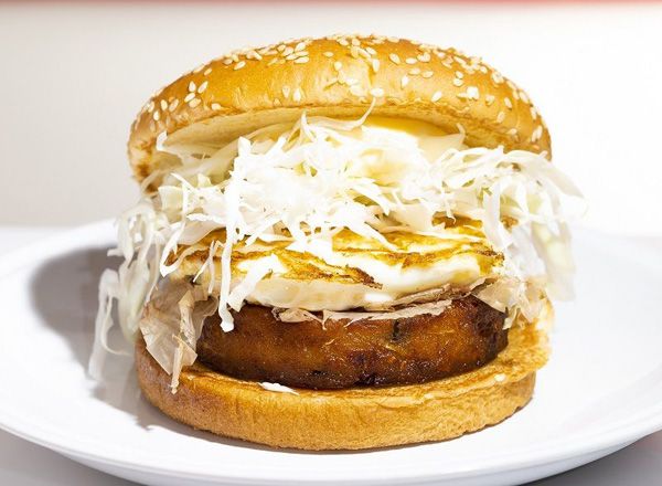 お好み焼きバーガー（490円）はドムドム伝統のメニュー（撮影：今井康一）