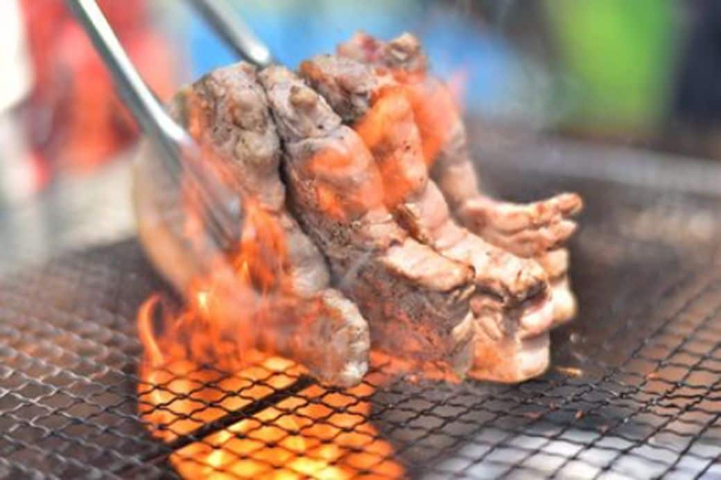 炭火焼きとの相性抜群。脂の甘みと赤身のうま味がより引き立つ（写真：みやじ豚）