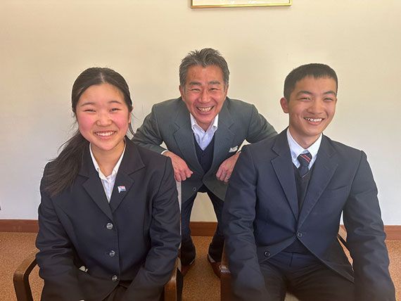 更科幸一学園長（中央）と生徒たち（左から笠原理央さん、綱島遼さん）（写真：中曽根氏撮影）