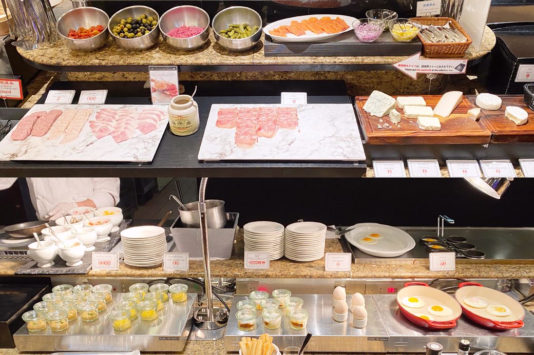 上はハム・チーズなどのブース、下は卵料理のブース（筆者撮影）