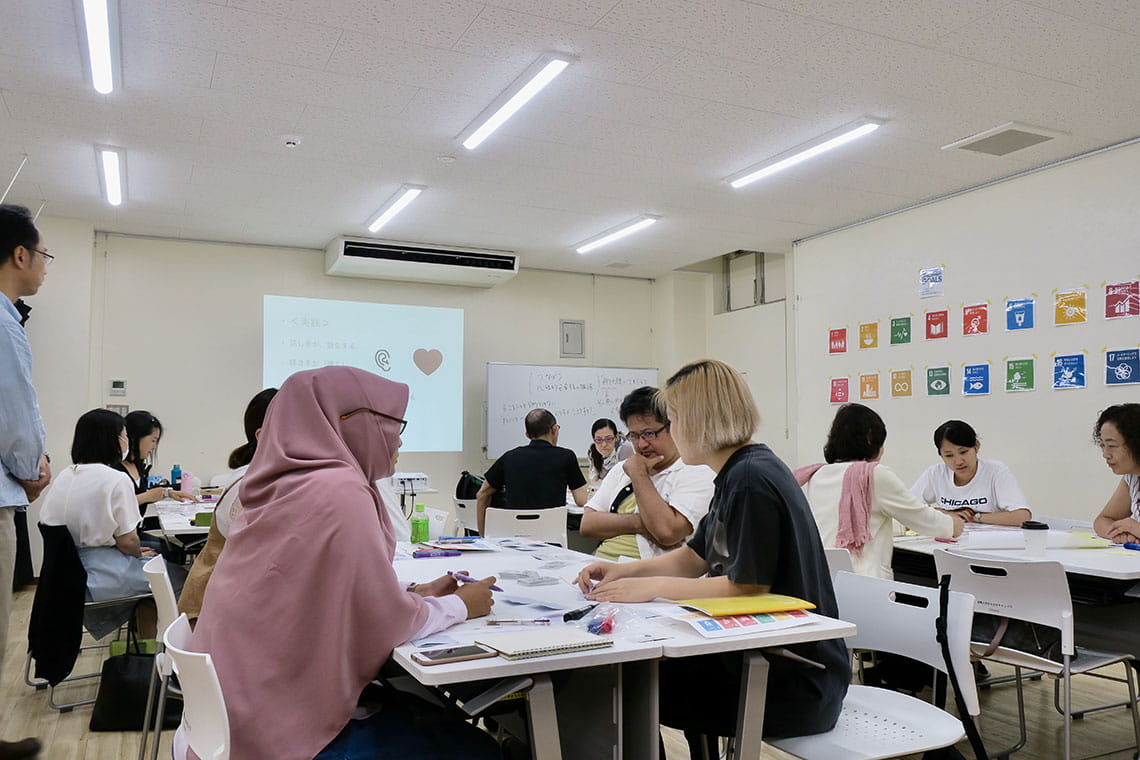 宮城大学まちなかキャンパスで実施したSDGsとNVCをテーマにしたワークショップ「SDGs ーつながりを知る・つながりを育む ー 」。前半でSDGsについて紹介、後半でNVCのワークを入れ、「どんな未来をつくりたいか」を話し合い、お互いに共感的に聴き合う対話の場を持った。未来に対して自分が思うこと（不安・希望・願い）、そしてその奥にあるニーズを受け止めてもらう体験そのものが、安心安全な場づくりにもつながっているという（写真：今井氏提供）