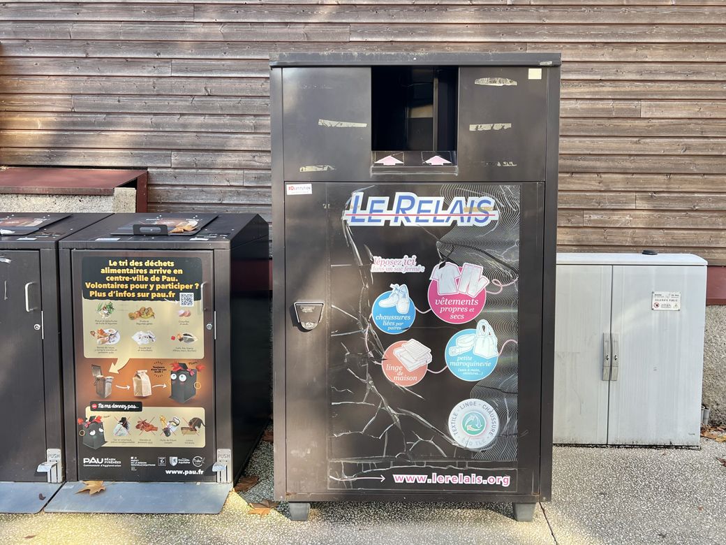 フランスの街を歩くと、写真のような洋服、靴、カバンのリサイクル収集ボックスを見かける（筆者撮影）