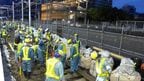 午前4時過ぎ、夜明けが近づく中作業は進む
