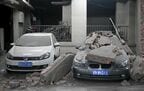 爆発による建物の崩壊でダメージを受けた乗用車