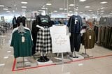 アウトドアブランド「ＬＯＧＯＳ」としまむらで共同開発した「LOGOS DAYS（ロゴス デイズ）」。代表的な共同開発ブランドの1つで、レディースからメンズのカジュアル衣料を展開（撮影：風間仁一郎）