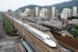 京都線は上牧―大山崎間で東海道新幹線と並走する（撮影：南正時）