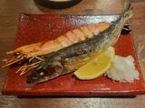 「炉ばた名物大海老原始焼き」と「大トロ鰯原始焼き」の2種類の炉端焼きを試食。素材がいいので、おいしくないわけがない（筆者撮影）