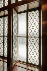 レトロな建築様式の窓